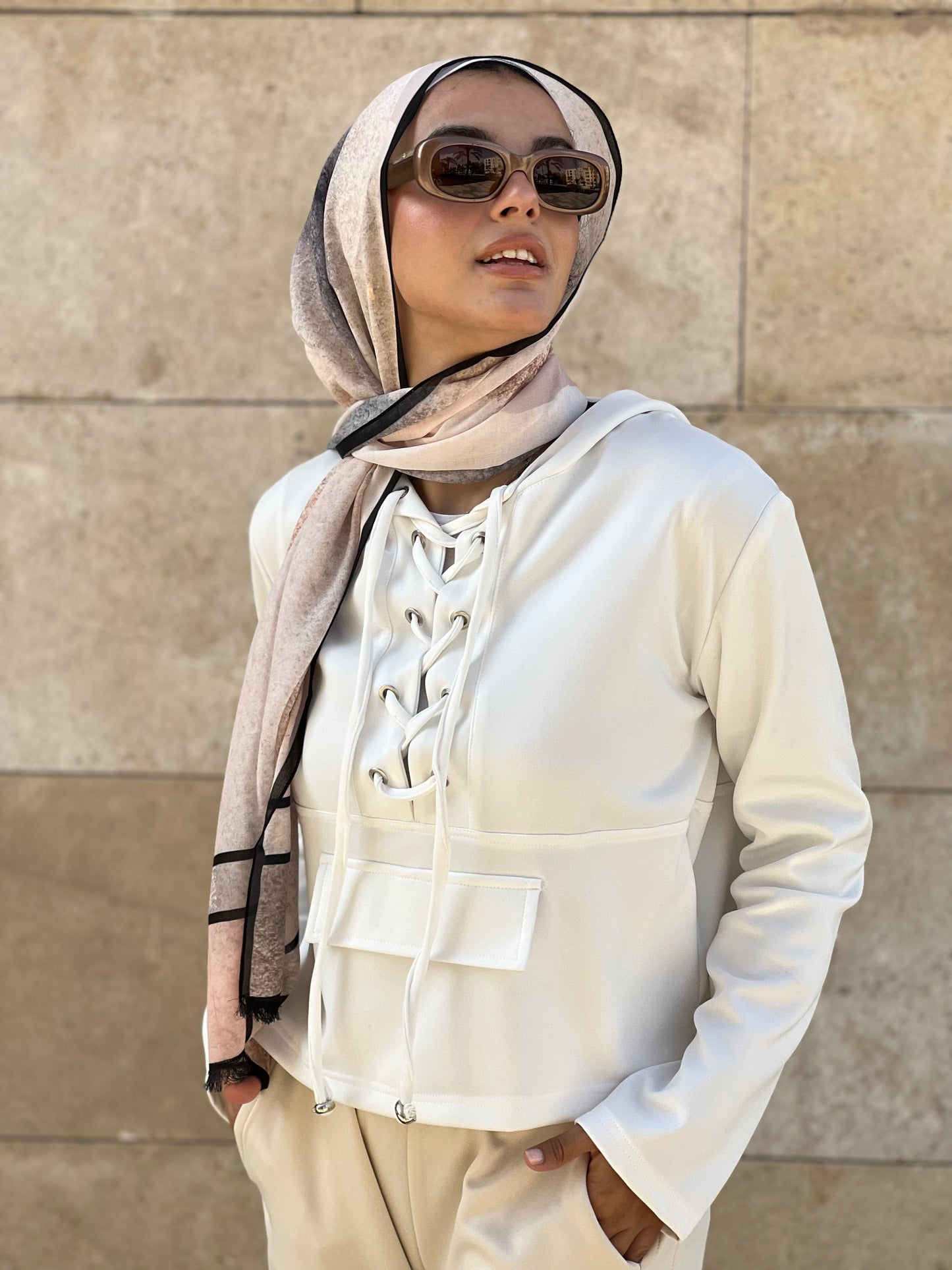 Chic Love: Beige/Black
