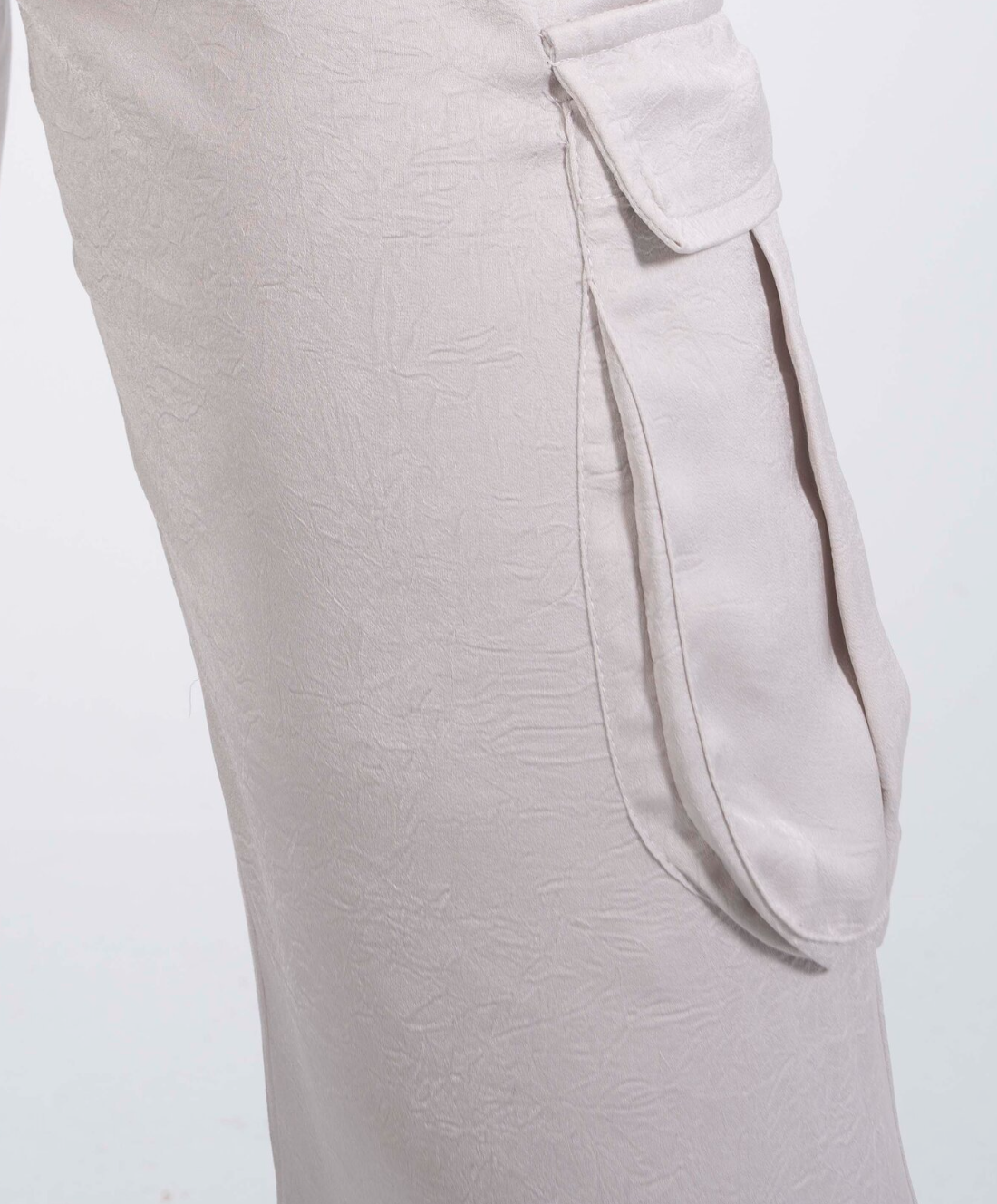 The Statement Satin Cargo in Greige